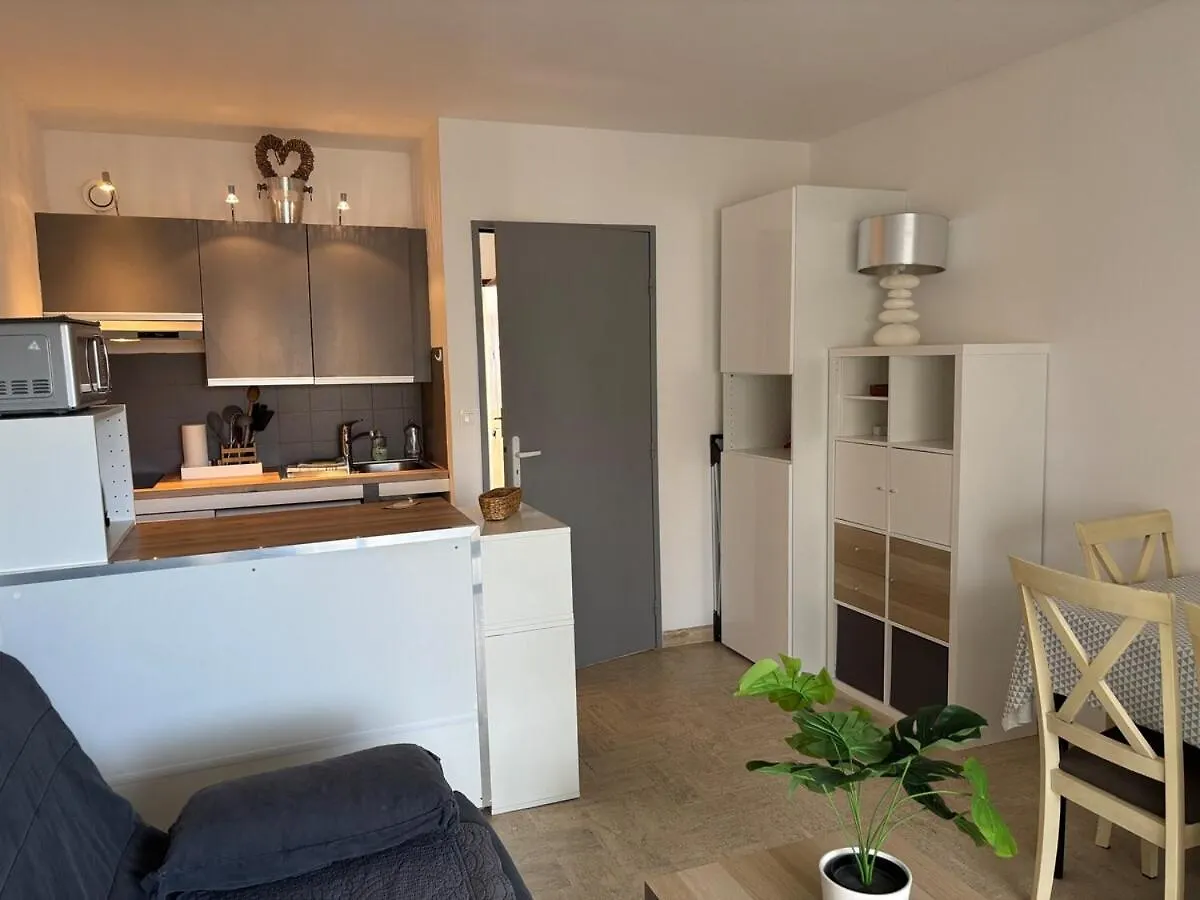 Apartment Studio Vue Mer En Centre Ville A 150 M De La Plage Cavalaire-sur-Mer