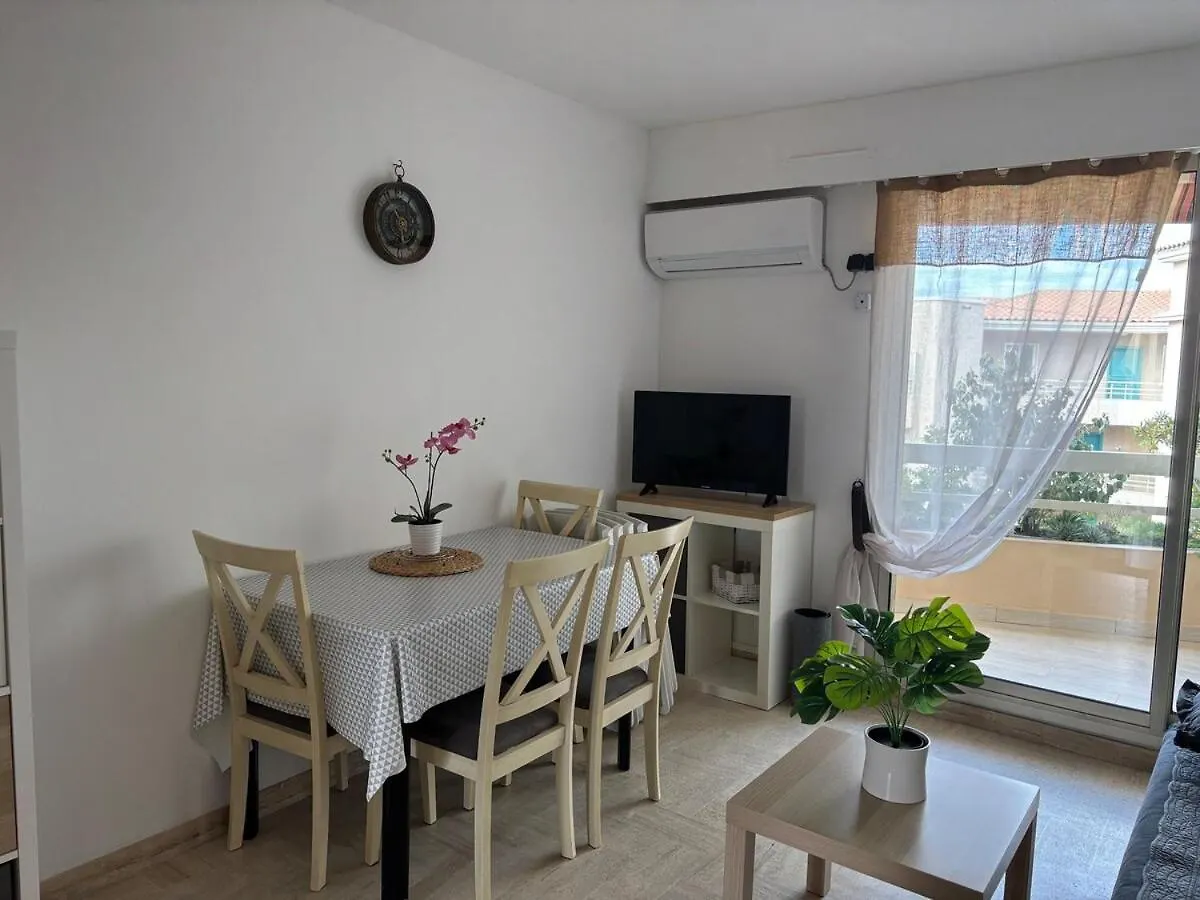 Apartment Studio Vue Mer En Centre Ville A 150 M De La Plage Cavalaire-sur-Mer